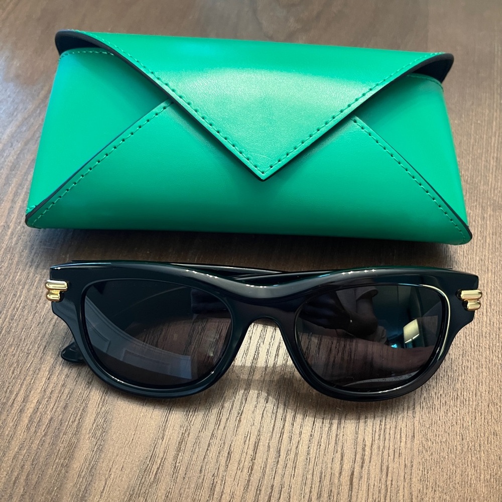 Bottega Veneta Black Cat-Eye Sunglasses with Green Case and Cloth - Picture 2 of 16